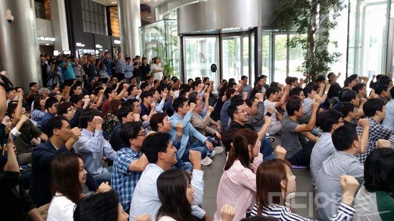 ▲ 30일 오전 서울 상암동 MBC에서는 약 450여명이 참여한 가운데 전국언론노조 MBC본부 조합원들이 집회를 열었다. 사진=차현아 기자.