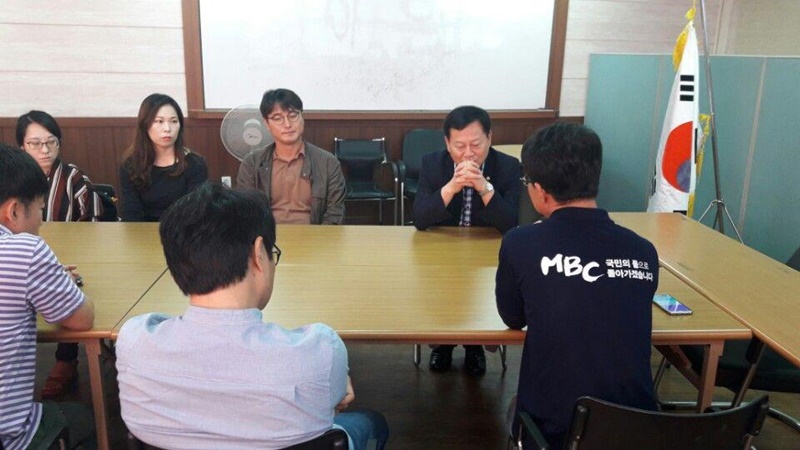 ▲ 15일 오전 대전 중구 이은권 자유한국당 의원실에서 이 의원이 KBS, MBC 노동자 등과 함께 대화를 나누고 있다. 사진=MBC본부 대전지부 제공
