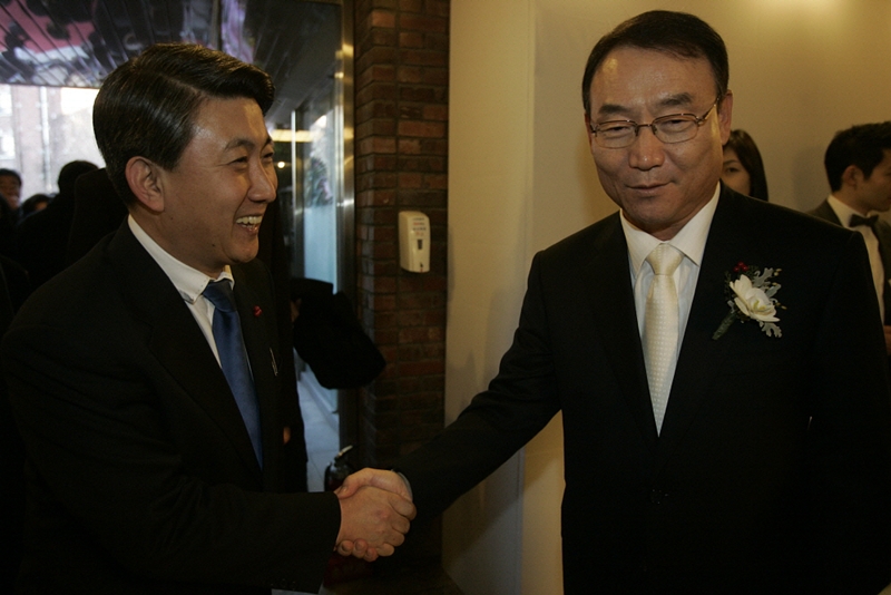 ▲ 2009년 12월 김인규 전 KBS 사장(오른쪽) 장남 결혼식에 참석한 이동관 당시 청와대 대변인. 사진=미디어오늘