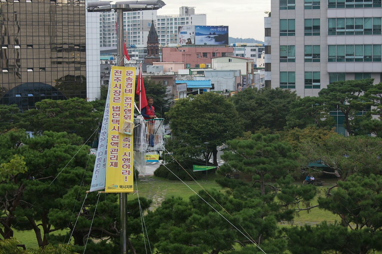 전주시청 인근 조명탑에 매달려 있는 김재주 지부장. 사진=김재주 지부장 제공