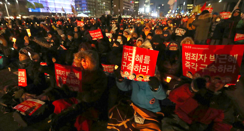 ▲ 1월14일 저녁 서울 광화문광장에서 열린 12차 촛불집회에 참가한 시민들이 박근혜 대통령 퇴진을 외치고 있다. ⓒ 연합뉴스
