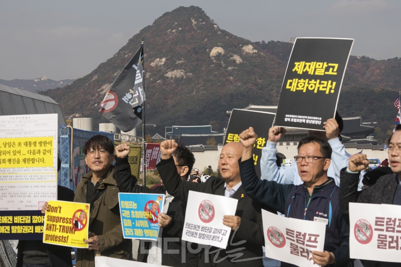 ▲ NO트럼프공동행동은 6일 오후 서울 광화문광장에서 기자회견을 열어 트럼프 방한 반대 집회시위의 자유를 제한한 경찰의 방침을 규탄했다.  사진=이치열 기자 truth710@