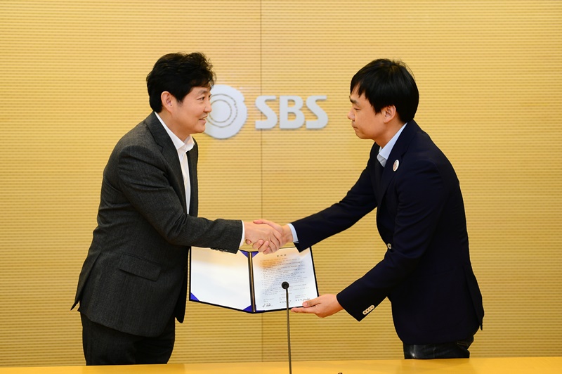 ▲ 박정훈 SBS 사장(왼쪽)과 윤창현 언론노조 SBS본부장이 10월13일 사장 임명동의제를 합의했다. 사진=SBS 제공