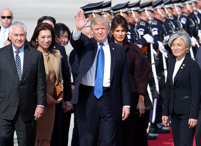 ▲ 11월7일 오산공군기지에 도착한 트럼프 미국 대통령이 취재진을 향해 손을 흔들고 있다. 사진=사진공동취재단