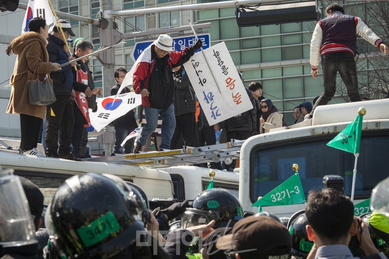 ▲ 친박탄핵반대시민들이 경찰차벽을 넘어 헌재쪽으로 이동하고 있다. 사진=이치열 기자