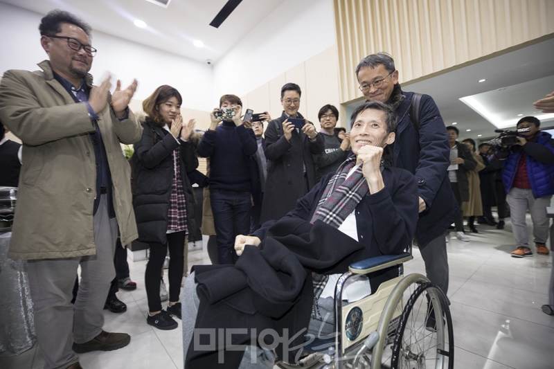 ▲ 김민식 PD가 미는 휠체어를 타고 입장하는 이용마 기자. 사진=이치열 기자 truth710@