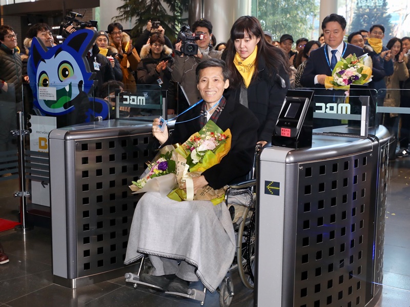 ▲ ▲이용마 복직기자가 휠체어를 탄 채로 6년 10개월 만에 MBC 보도국으로 출근하고 있다. 사진=이치열 기자 truth710@