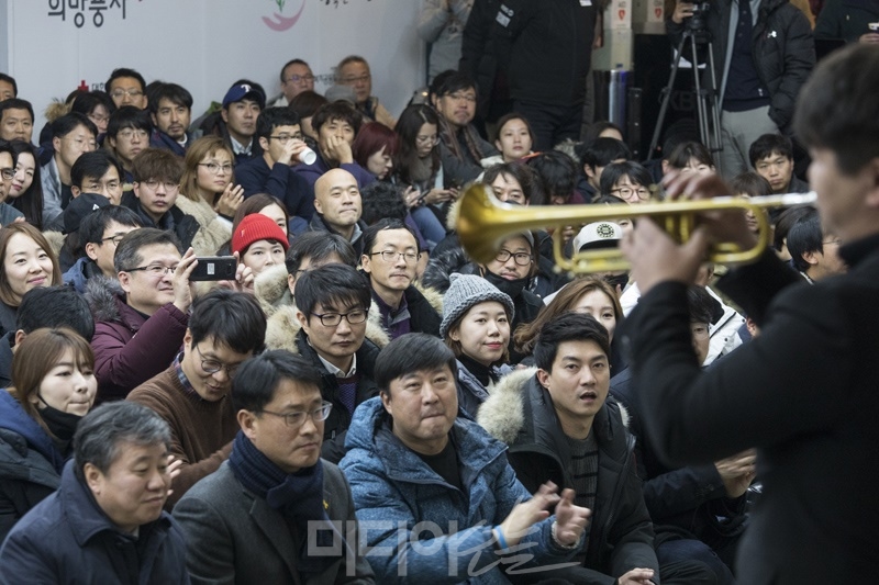 ▲ KBS 새노조 조합원들이 '총파업 100일' 축하 무대를 바라보고 있다. 사진=이치열 기자 truth710@