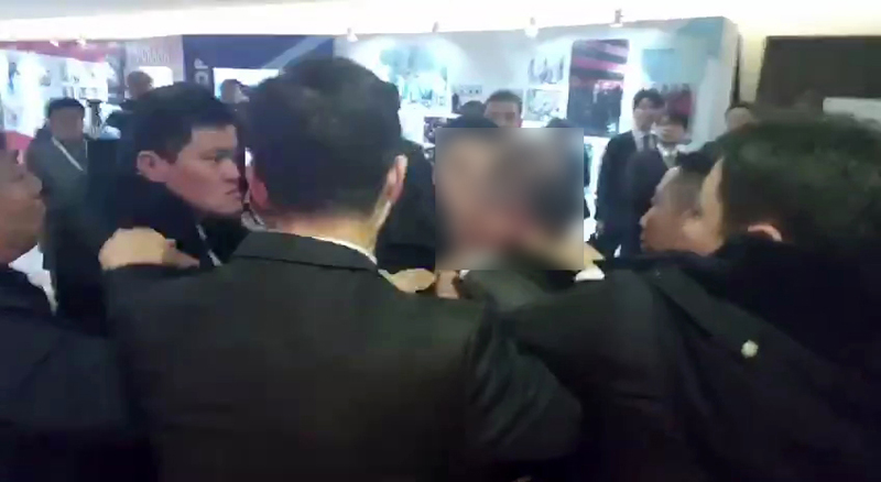 ▲ 중국 경호인력들이 이충우 매일경제 사진기자(가운데 모자이크 부분)를 둘러싸고 복도로 나가고 있다. 사진=CBS 제공 영상 캡쳐