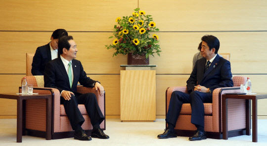 ▲ 6월8일 정세균 국회의장(왼쪽)이 일본 총리 관저에서 아베 신조 일본 총리와 만나 면담하고 있다. 사진=국회 대변인실 제공