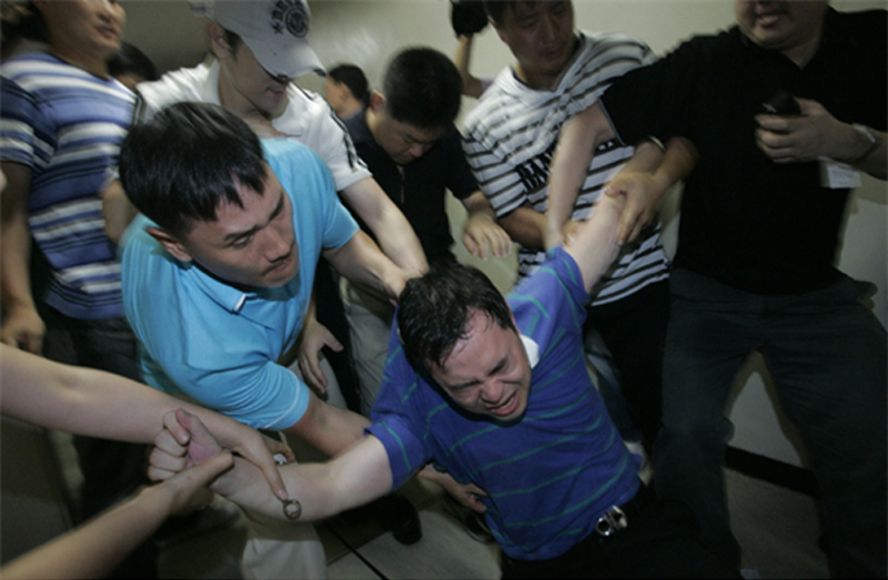 ▲ 사복경찰이 KBS직원을 강제로 끌어내고 있다. 사진=언론노조 KBS본부 2012년 대국민 특보