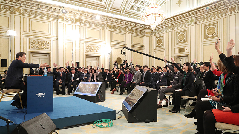 지난 10일 오전 청와대 영빈관에서 열린 신년 기자회견에서 문재인 대통령이 기자들의 질문을 받고 있다. 사진=청와대