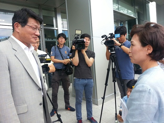 ▲ 지난 2014년 MBC 현장조사를 요구하는 김현미 세월호 국조특위 야당 간사를 최기화 당시 기획실장이 막아서고 있다.