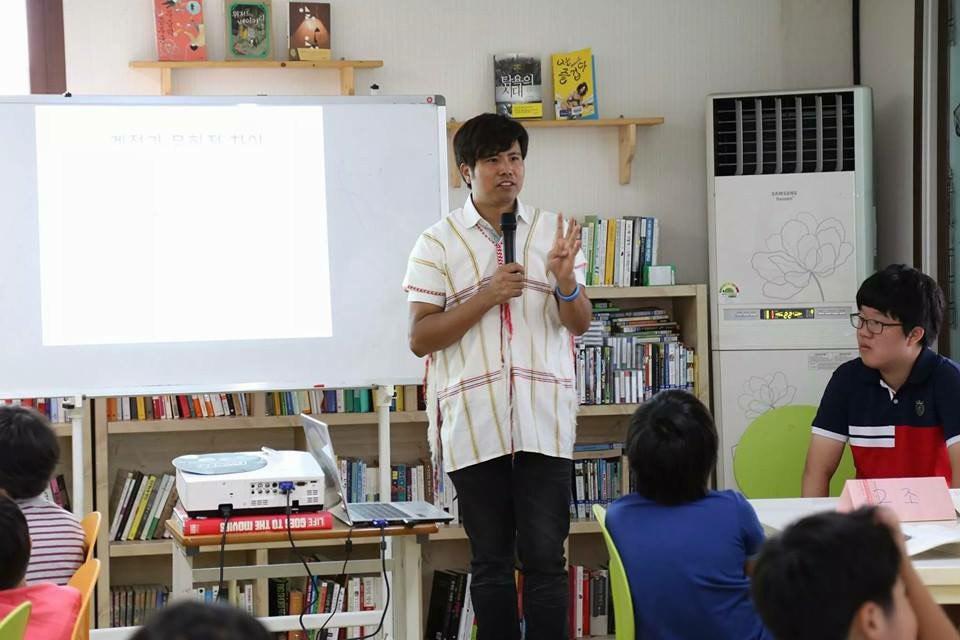 ▲ 아웅틴툰씨가 한국청소년이 참가한 국제워크캠프에서 강연을 하고 있다.