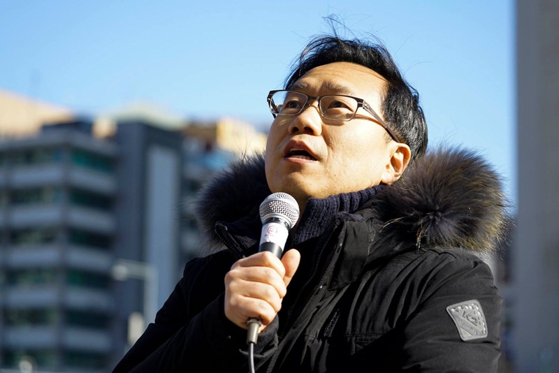 ▲ 박종훈 KBS 기자협회장이 지난해 12월 고대영 KBS 사장 퇴진을 촉구하는 파업 집회에서 발언을 하고 있다. 사진=새노조