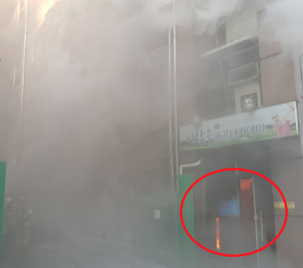 제천뉴스저널에 따르면 해당 사진은 참사 당일 4시10분 촬영된 것으로 비상구에도 불길이 번지고 있는 상황이다. 사진=제천뉴스저널