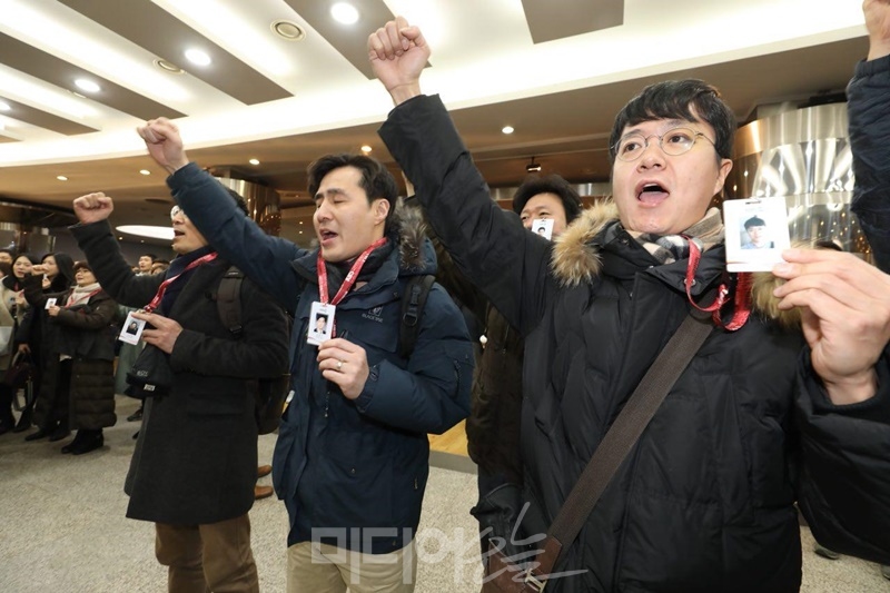 ▲ 24일 출근을 앞둔 KBS 새노조 조합원들이 신분증을 한 손에 들고 구호를 외치고 있다.  사진=이치열 기자 truth710@