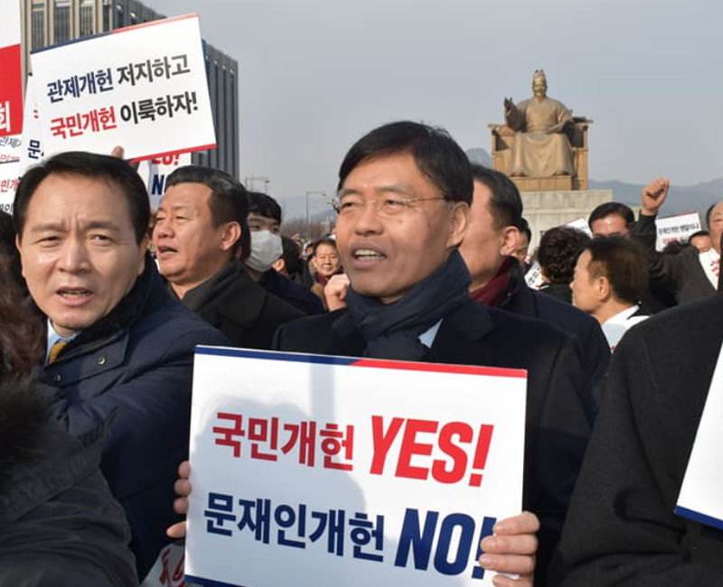 ▲ 최교일(오른쪽) 자유한국당 의원. 사진=최교일 페이스북 갈무리