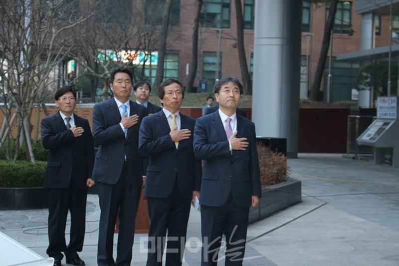 ▲ 박노황 연합뉴스 사장(맨 오른쪽)은 지난 2015년 3월 취임 직후 간부들을 동원한 국기게양식 퍼포먼스를 보여 논란을 일으켰다. 박 사장이 국기에 대한 맹세를 하고 있다. 사진=김도연 기자