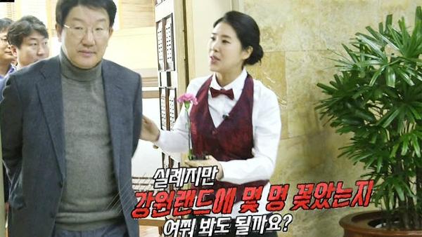 ▲ SBS 김어준의 블랙하우스에서 강유미가 권성동 의원에게 질문하는 모습.