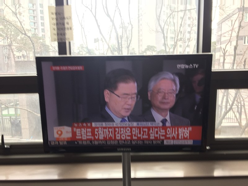 같은 시각 연합뉴스TV는 “트럼프, 5월까지 김정은 만나고 싶다는 의사 밝혀”라고 제대로 전달했다.