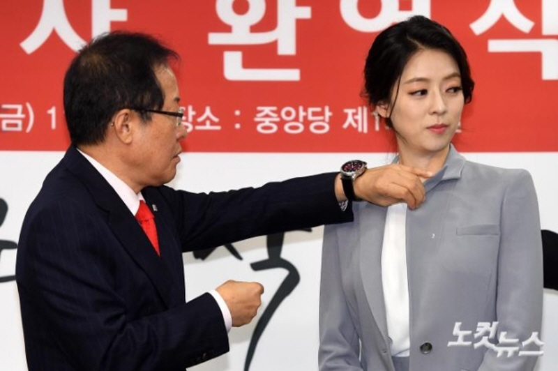 홍준표 자유한국당 대표가 9일 한국당에 입당한 배현진 전 MBC 앵커에게 태극기 배지를 달아주고 있다. 사진=노컷뉴스