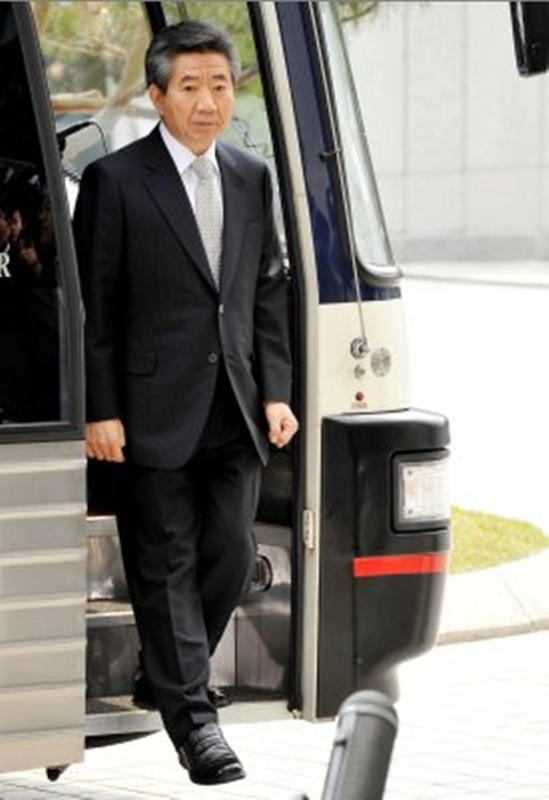 ▲ 2009년 4월30일 서울 서초구 대검찰청 본관에 도착한 노무현 전 대통령이 버스에서 내려오고 있다. 사진=사진공동취재단