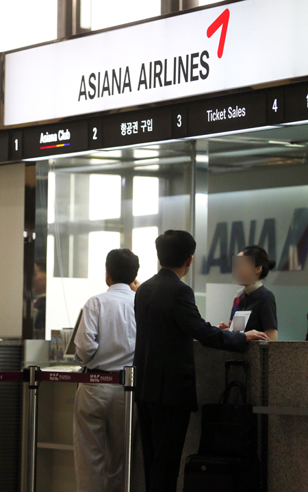 ▲ 2014년 6월25일 서울 김포국제공항에서 여행객이 아시아나항공 창구를 방문해 항공권을 구입하고 있다.(사진은 기사내용과 무관합니다.) ⓒ연합뉴스