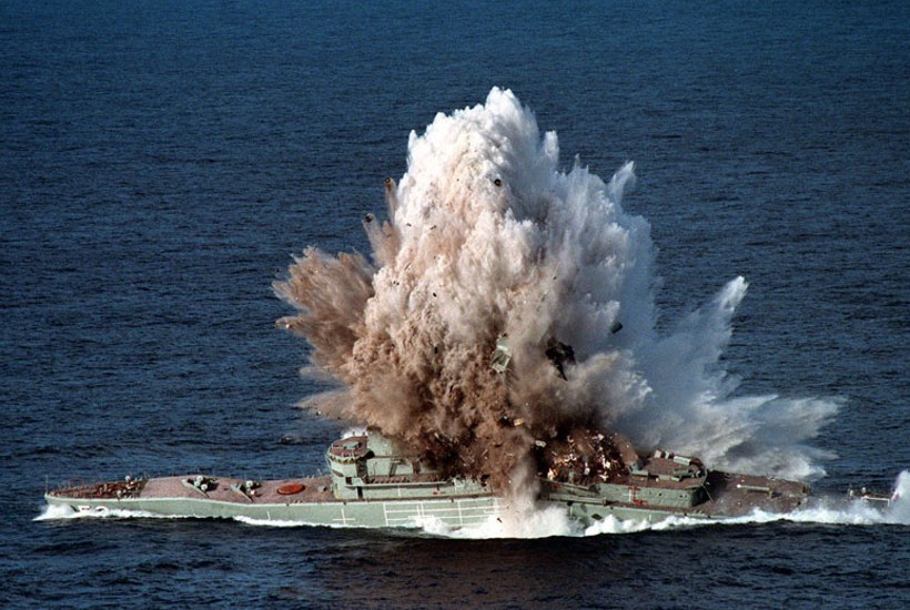 ▲ 호주 토렌스함이 지난 1999년 6월14일 태평양 해상에서 잠수함 판콤함이 실험발사한 중어뢰 MK-48(Mark-48)의 선저 비접촉 수중폭발로 침몰하고 있다. 사진=파워쇼닷컴 영상 갈무리