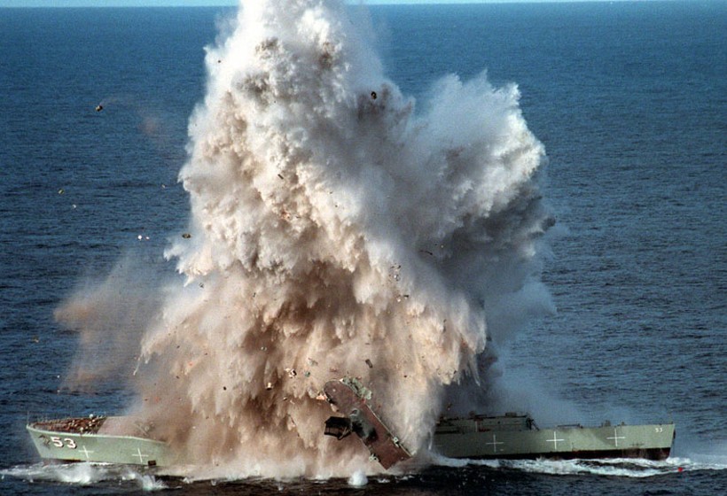 ▲ 호주 토렌스함이 지난 1999년 6월14일 태평양 해상에서 잠수함 판콤함이 실험발사한 중어뢰 MK-48(Mark-48)의 선저 비접촉 수중폭발로 침몰하고 있다. 사진=파워쇼닷컴 영상 갈무리