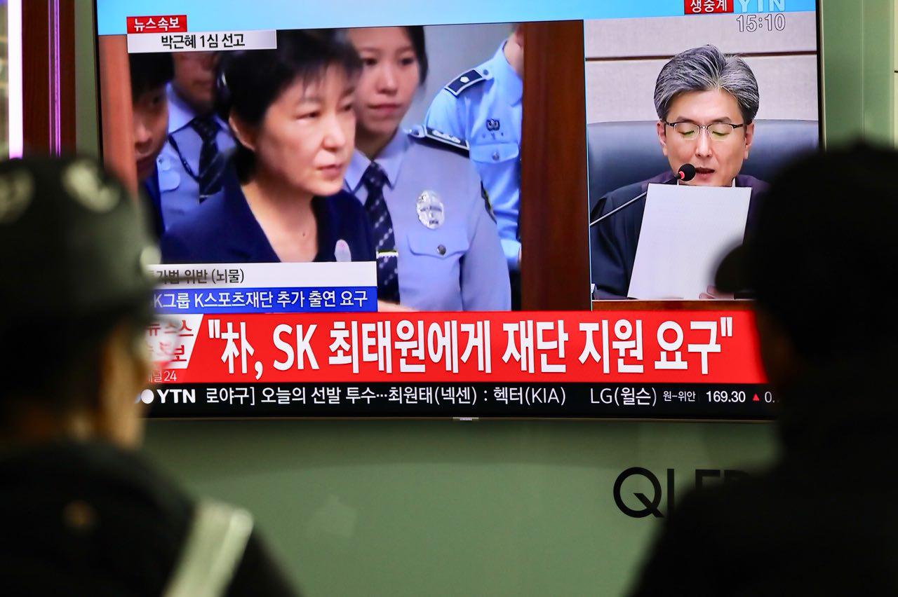 ▲ 6일 서울역에서 박근혜 국정농단 선고 생중계를 보고 있는 시민들. ⓒ이치열 기자
