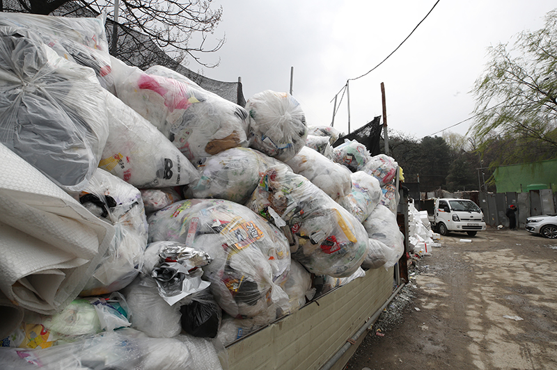 ▲ 지난 4월6일 서울 서초구 방배동의 한 재활용 수거업체에 비닐 쓰레기가 쌓여 있는 모습 ⓒ 연합뉴스