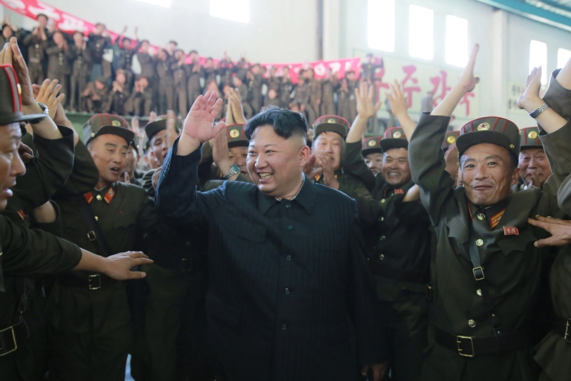 ▲ 북한 김정은 국무위원장이 지난 2017년 7월4일 대륙간탄도미사일(ICBM) 화성-14형 발사 성공 소식을 들은 뒤 기뻐하고 있다. 사진=연합뉴스