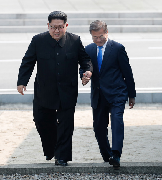 ▲ 4월27일 오전 문재인 대통령과 김정은 북한 국무위원장이 판문점 군사분계선 북측으로 넘어갔다가 다시 남측으로 넘어오고 있다. 사진=한국공동사진취재단