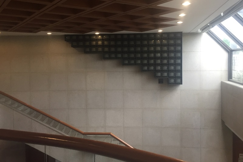 ▲ 백남준의 작품 '산조'. 청와대 춘추관 1층에서 2층으로 올라가는 계단 벽면에 설치돼 있다.