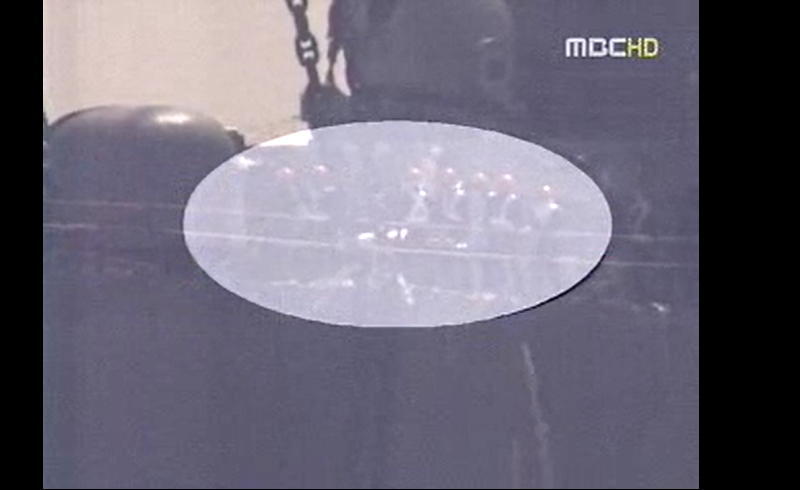 ▲ 지난 2010년 4월24일 저녁 방송된 MBC 뉴스데스크에 고 박성균 하사의 시신이 희미하게 보인다. 사진=MBC 영상 갈무리
