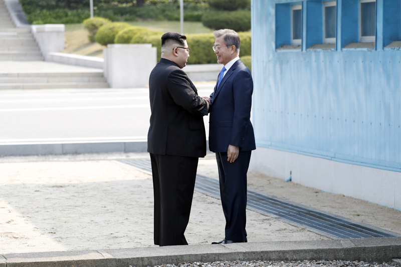 ▲ 4월27일 문재인 대통령과 김정은 국무위원장이 처음 만나 군사분계선에서 악수하고 있다. 사진=한국공동사진취재단