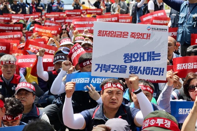 ▲ 한국노동조합총연맹 조합원 1000여 명(주최 측 추산)은 6월5일 오전 청와대 앞 도로 2차선을 점거하고 결의대회를 열었다. 사진=이치열 기자 truth710@