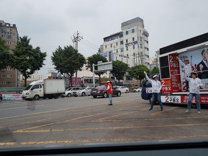▲ 노란 사선 위 안전지대에서 선거차량을 대고 선거운동을 하는 모습.