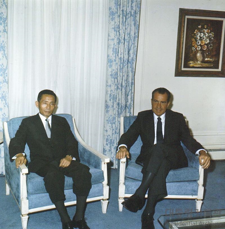 ▲ 1969년 당시 박정희 대통령(왼쪽)과 닉슨 미 대통령이 정상회담을 하고 있다. 사진=대통령기록관