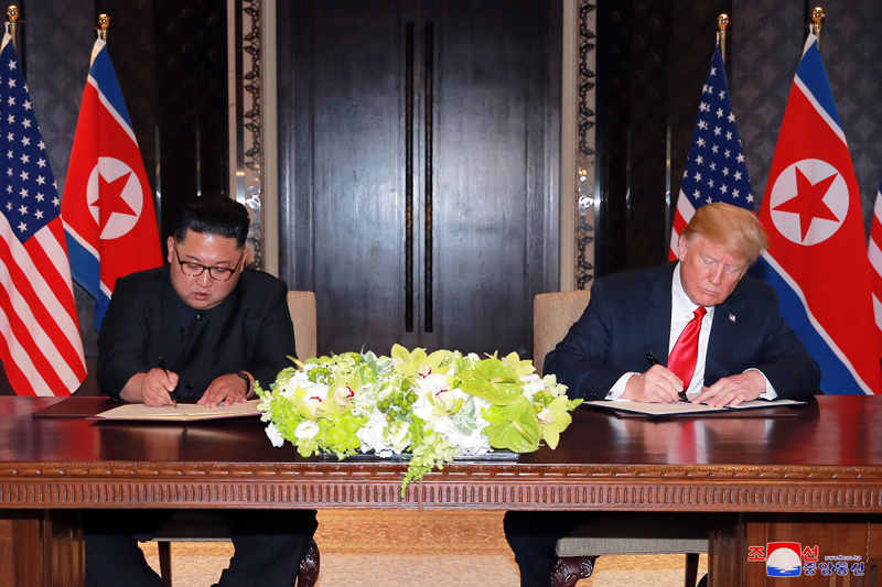 ▲ 지난 6월12일 김정은 북한 국무위원장(왼쪽)과 트럼프 미국 대통령이 싱가포르의 센토사섬에서 만나 역사적인 첫 북미정상회담을 했다. ⓒ 연합뉴스