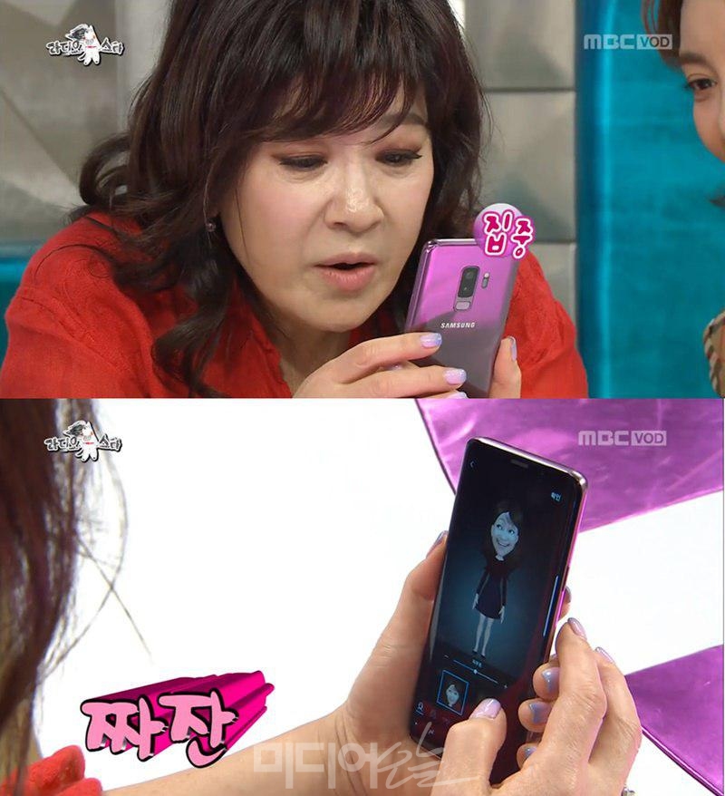 ▲ MBC ‘라디오 스타’는 지난 3월 28일 삼성전자 S9 핸드폰을 이용해 출연자들이 자신을 닮은 캐릭터를 만들어 보여주는 등 특정 기능을 수차례 시현 하는 장면을 방송했다. 사진=방송통신심의위원회