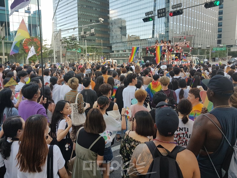 ▲ 14일 오후 4시30분부터 시작된 서울퀴어퍼레이드에서 참가자들이 함께 춤을 추며 연대하고 있다. 사진=박서연 기자