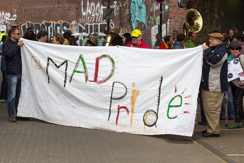 ▲ 지난 2016년 독일 쾰른에서 벌어진 '매드 프라이드' 행사. '미쳤다'는 이유로 자유를 뺏긴 정신장애인들이 '미쳤다'는 자신들의 정체성을 긍정하는 의미의 축제를 영국, 프랑스, 브라질 등 각지에서 매년 7월경 개최한다. 사진=Wikimedia Commons