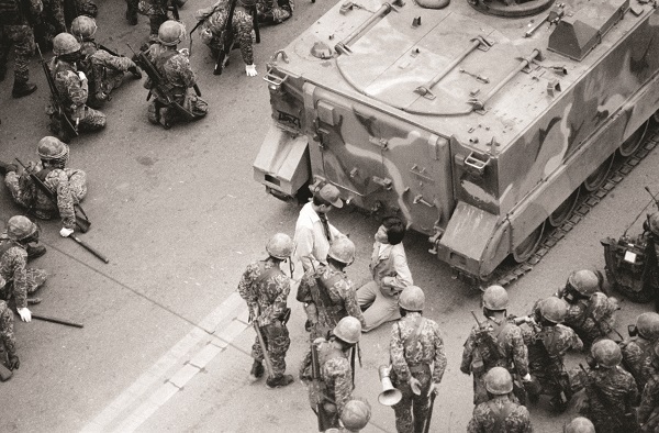 ▲ 1980년 5월 18일 계엄군이 광주 금남로에서 한 시민을 연행해 탱크 앞에 무릎을 꿇리고 있다.  @연합뉴스