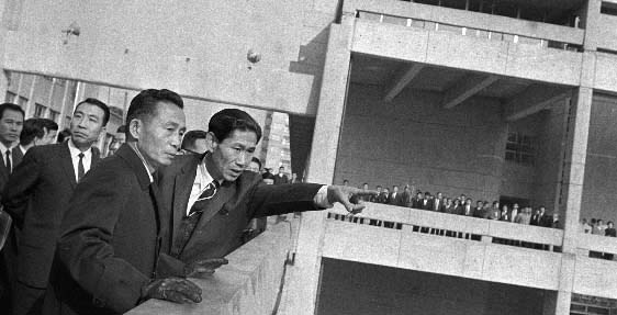 ▲ 1968년 세운상가 준공식에 참석한 박정희 대통령과 김현옥(오른쪽) 서울시장.