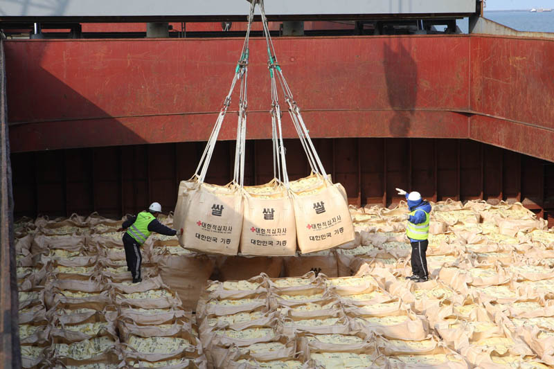 ▲ 지난 2010년 10월 북한 수재민에게 전달하기 위해 전북 군산항에서 배에 선적되고 있는 대북 지원 쌀 포대. ⓒ 연합뉴스