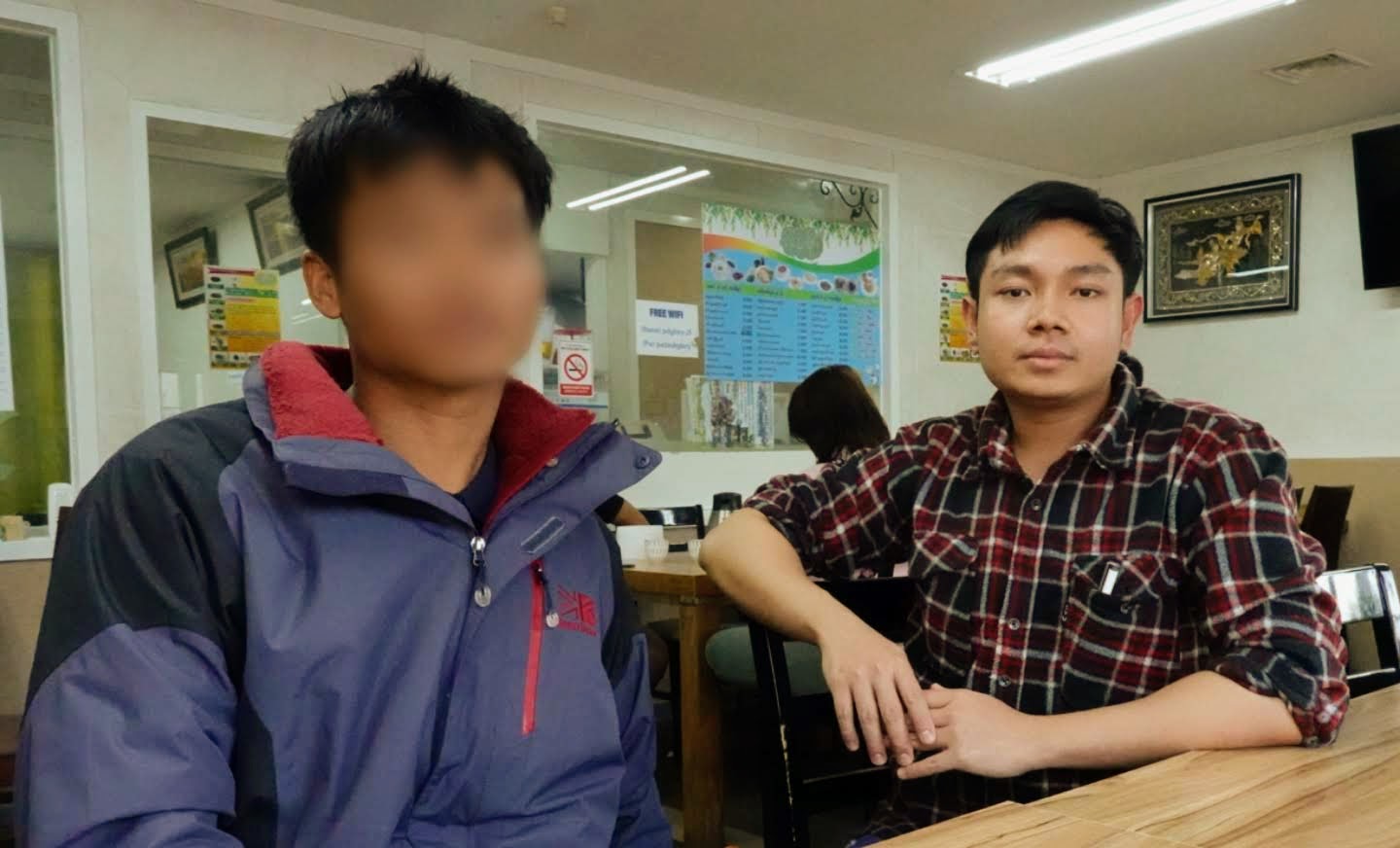 ▲ 딴저테이씨가 추락하는 장면을 목격한 이주노동자 동료 코코(29)씨(왼쪽)를 인천 부평역 인근 미얀마이주민 협동조합 식당에서 7일 만났다. 오른쪽은 인터뷰 통역을 도운 틴아웅(25)씨. 사진=김예리 기자