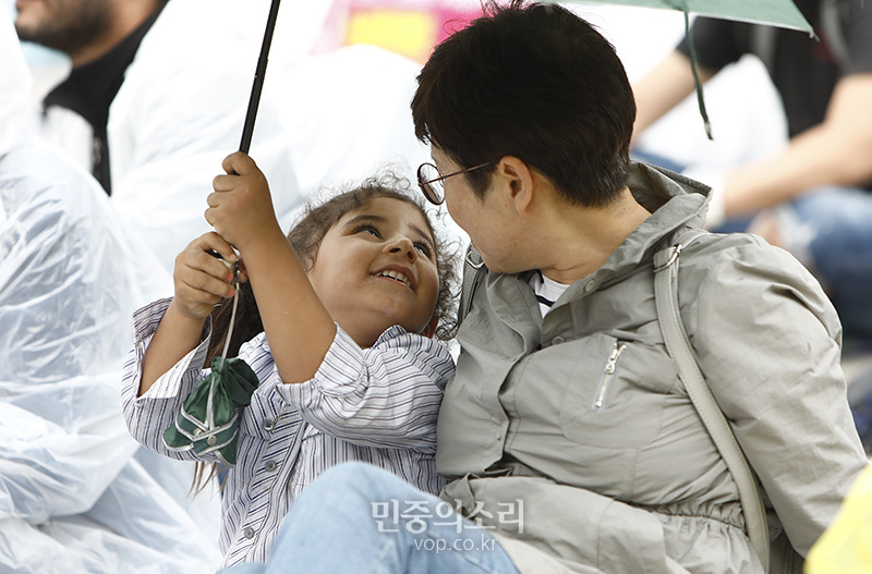▲ 지난 9월16일 오후 서울 보신각 앞에서 난민인권센터 주최로 열린 '난민과 함께하는 행동의 날' 집회에 참가한 난민 어린이가 집회 참가자와 이야기를 나누고 있다. 사진=민중의소리