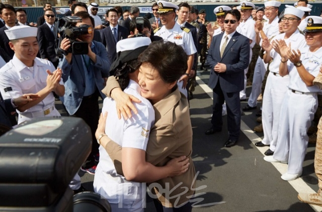 ▲ 지난 2015년 3월 박근혜 당시 대통령이 아랍에미리트 아부다비항을 방문해 파병 군인을 격려했다. 사진=청와대 제공